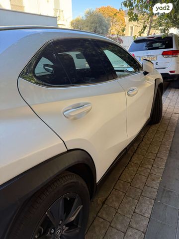 מודעת רכב לקסוס UX