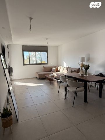 שרה אהרונסון 28