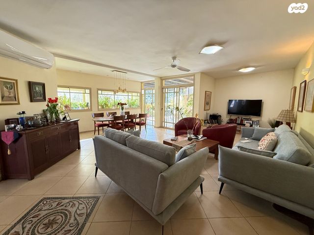 מודעת נכס, רבקה גובר, ראשונים, כפר סבא