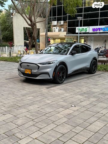 מודעת רכב פורד מוסטנג Mach-E