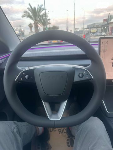 מודעת רכב טסלה מודל Y