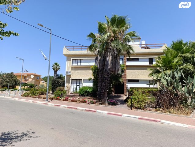 שדרות הראשונים 8