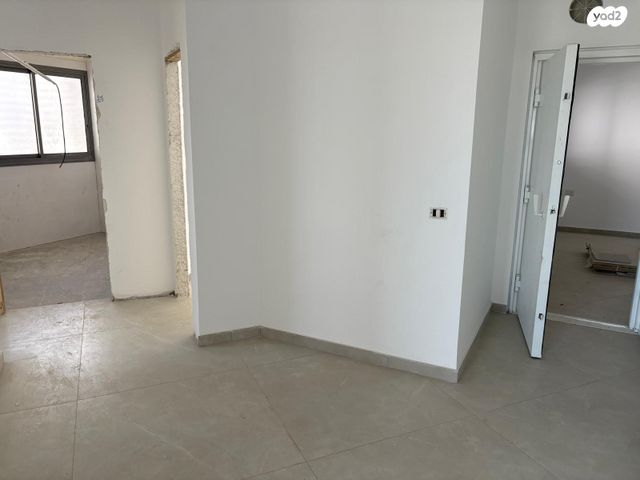 מודעת נכס, בנות חיל, ראשון לציון