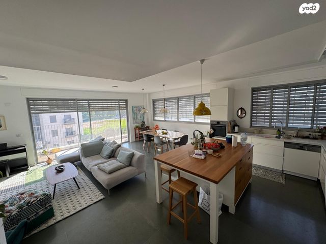 מודעת נכס, מתחם גרינברג, הוד השרון