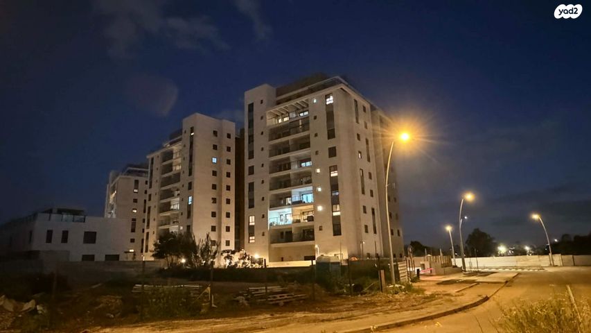 לאה גולדברג 16