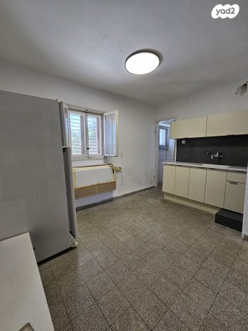 שדרות דגניה 12