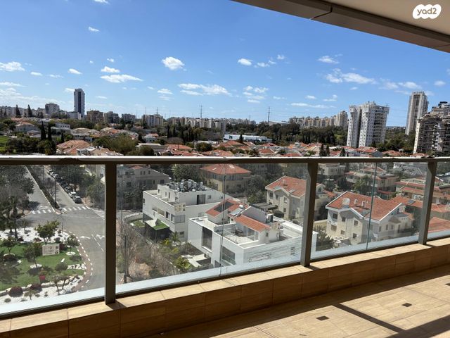 מודעת נכס, עליזה בגין, בנות חיל, ראשון לציון