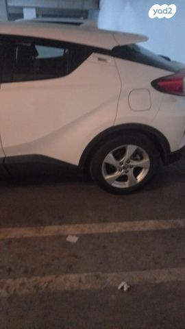 מודעת רכב טויוטה C-HR
