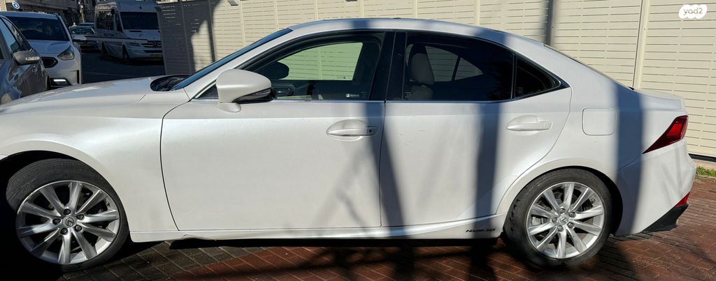 מודעת רכב לקסוס IS