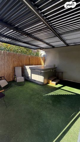 קמיל הויסמנס 25