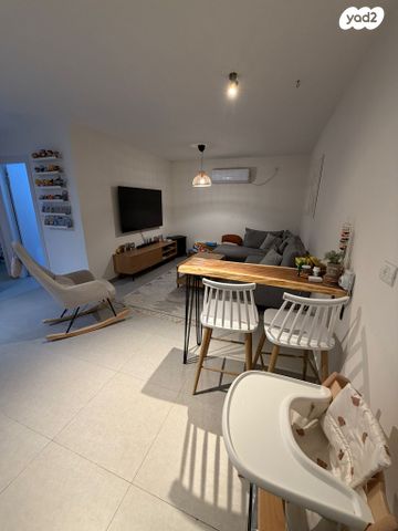 שדרות האביב 1