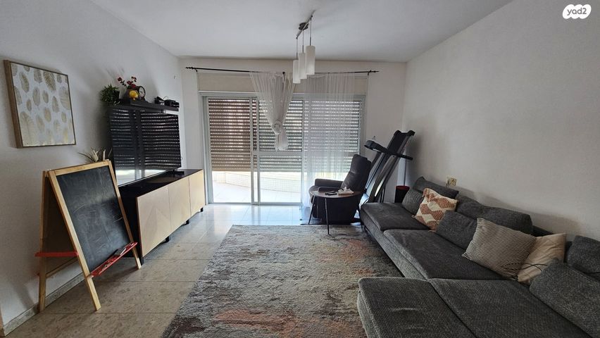 זכרון יעקב 12