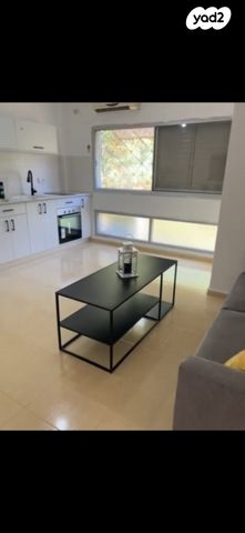 רחבת הרב עוזיאל 8