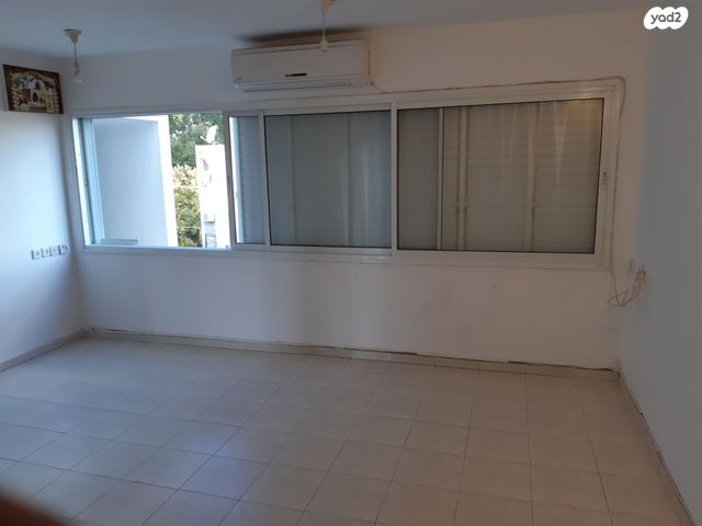 מודעת נכס, העבודה, חולון