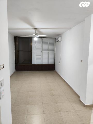 מודעת נכס, הפורצים, חולון