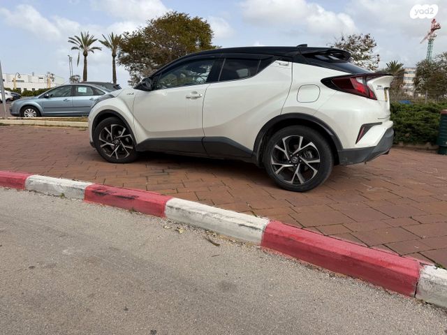 מודעת רכב טויוטה C-HR