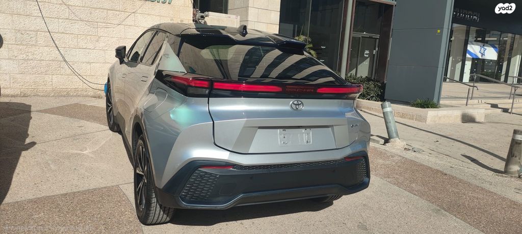 מודעת רכב טויוטה C-HR