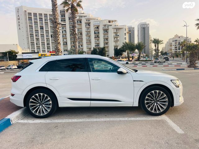 מודעת רכב אאודי E-tron