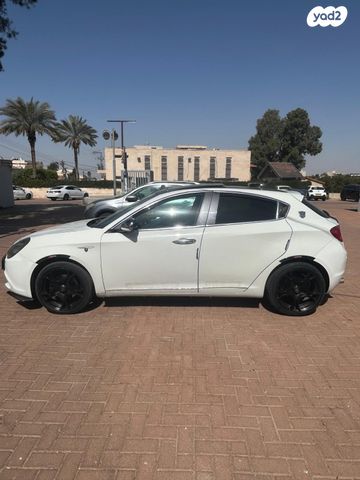 מודעת רכב אלפא רומיאו ג'ולייטה