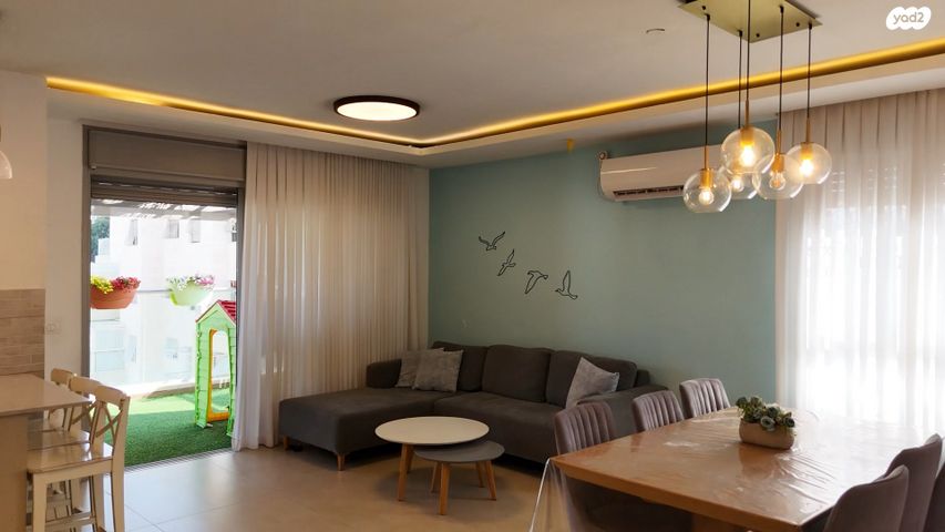 מנשה קפרא 28