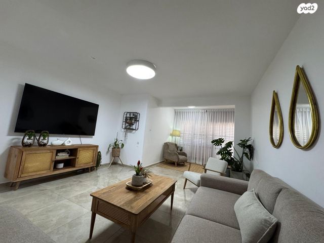 שדרות ירושלים 27