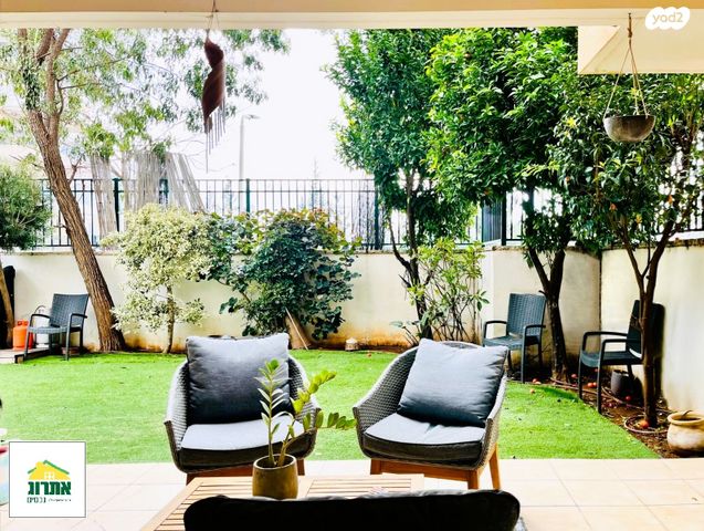 דירת גן, צור יצחק