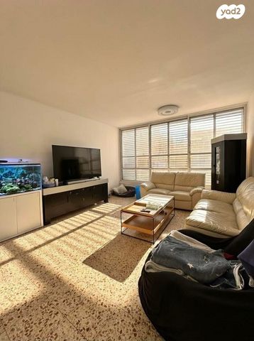 מודעת נכס, הפרחים, כפר סבא