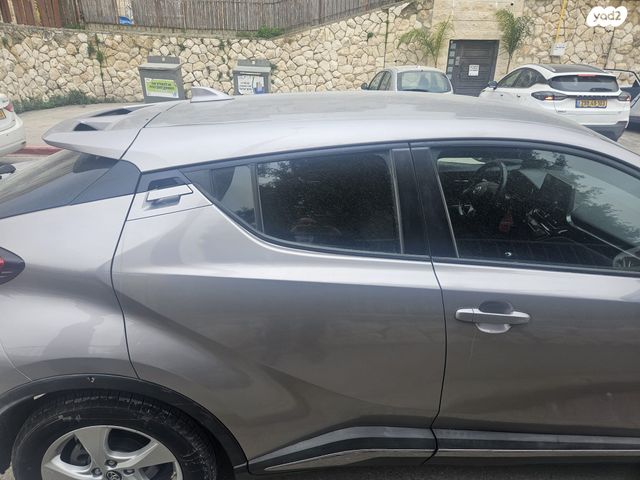 מודעת רכב טויוטה C-HR