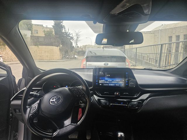 מודעת רכב טויוטה C-HR