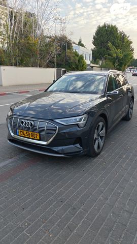 מודעת רכב אאודי E-tron