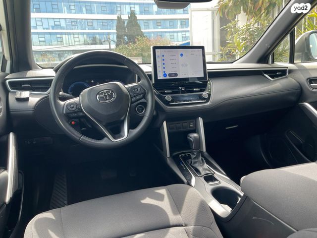 מודעת רכב טויוטה קורולה קרוס 1