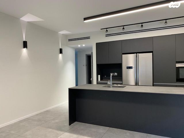 ישראל אהרוני 24