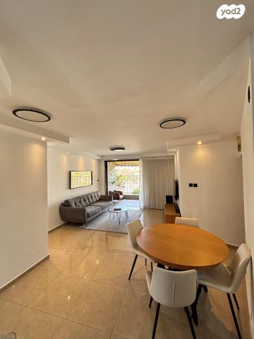 שדרות מנחם בגין 4