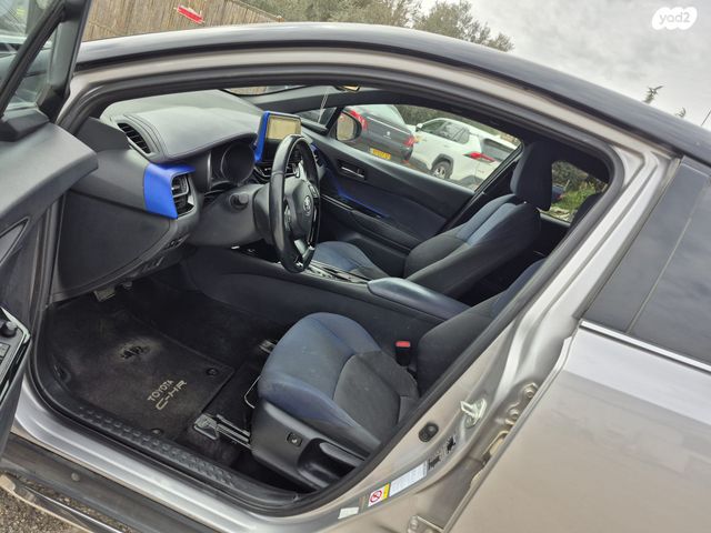 מודעת רכב טויוטה C-HR