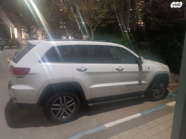 מודעת רכב ג'יפ גרנד צ'ירוקי
