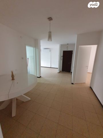 רחבת הרב עוזיאל 15