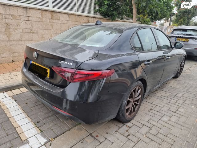 מודעת רכב אלפא רומיאו ג'וליה