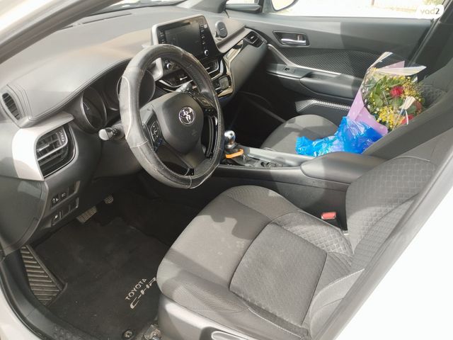 מודעת רכב טויוטה C-HR