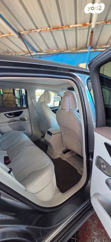 מודעת רכב מרצדס-בנץ EQE SUV