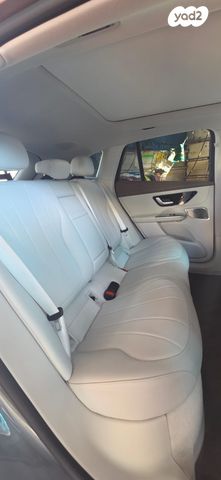 מודעת רכב מרצדס-בנץ EQE SUV