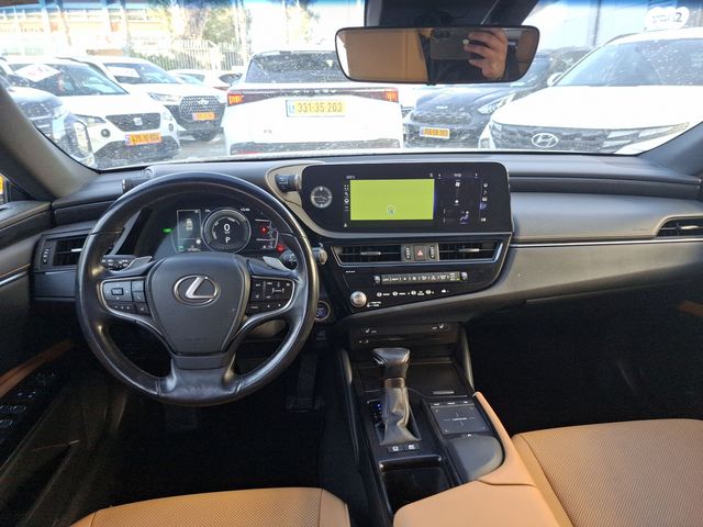 מודעת רכב לקסוס UX 1