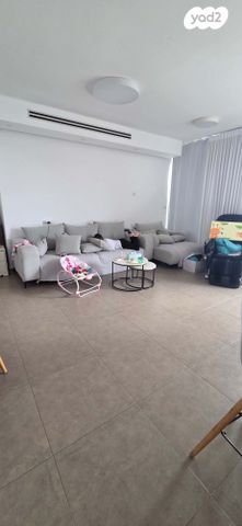 אסתר המלכה 21