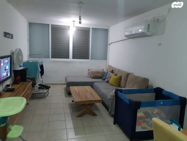 לאה גולדברג 4