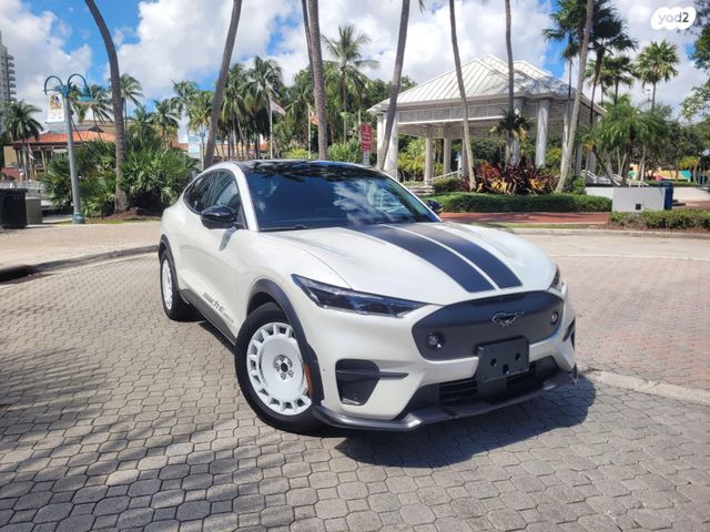 מודעת רכב פורד מוסטנג Mach-E