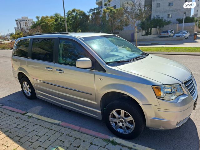 מודעת רכב קרייזלר גראנד וויאג'ר