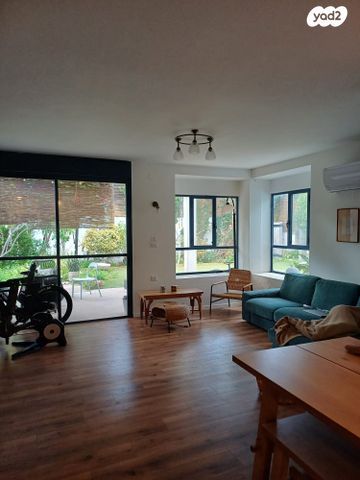 קיבוץ גלויות 112