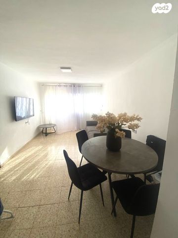 מודעת נכס, מעפילי אגוז, נווה חן, תל אביב יפו