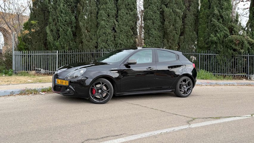 מודעת רכב אלפא רומיאו ג'ולייטה