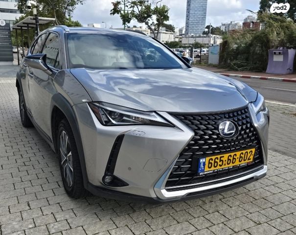 מודעת רכב לקסוס UX