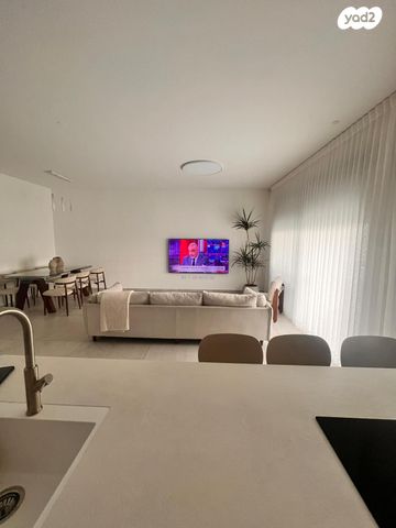 מודעת נכס, רפאל איתן, נאות שמיר, רמלה